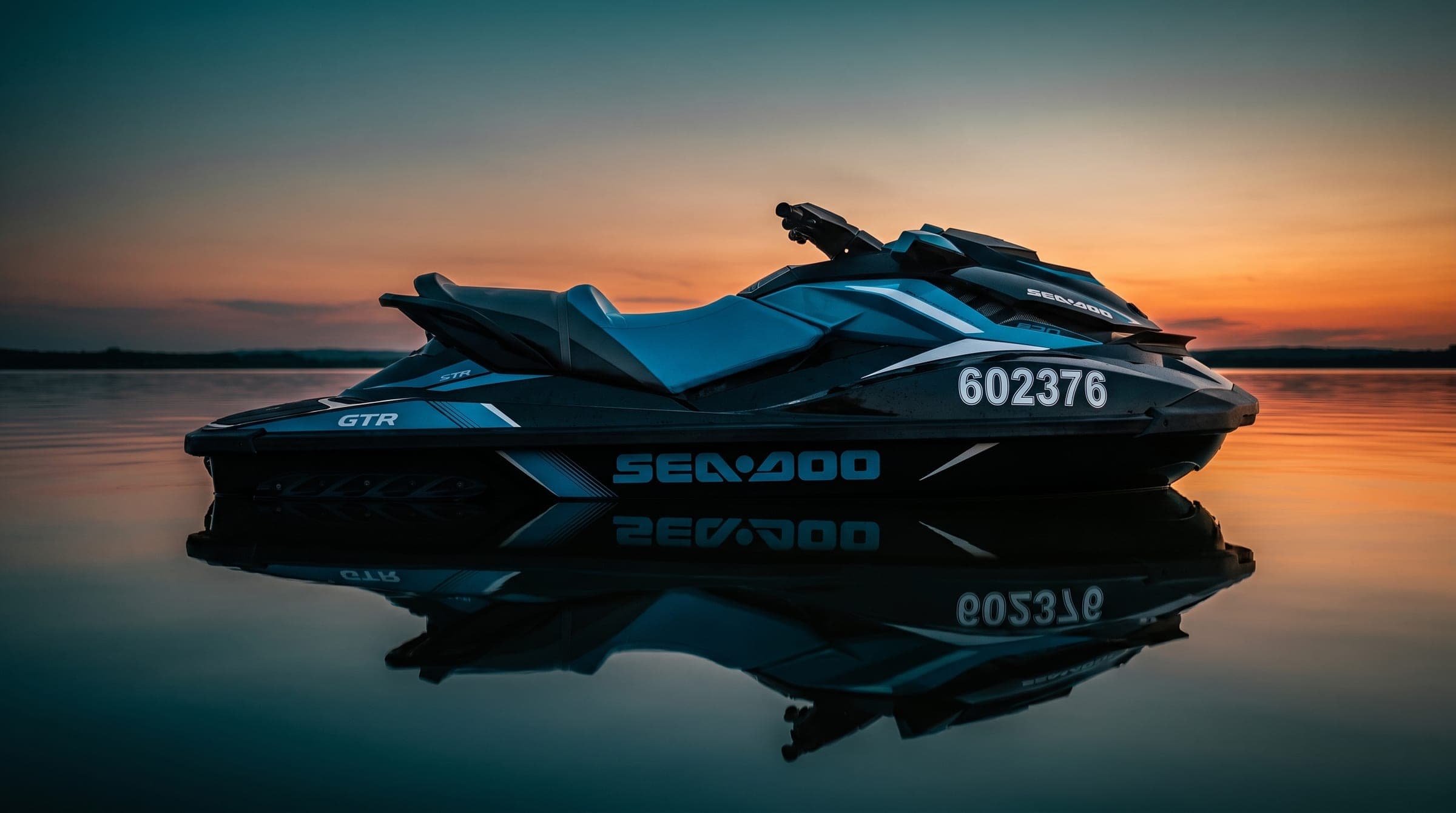 Sea-Doo GTR 230 na klidné hladině při západu slunce