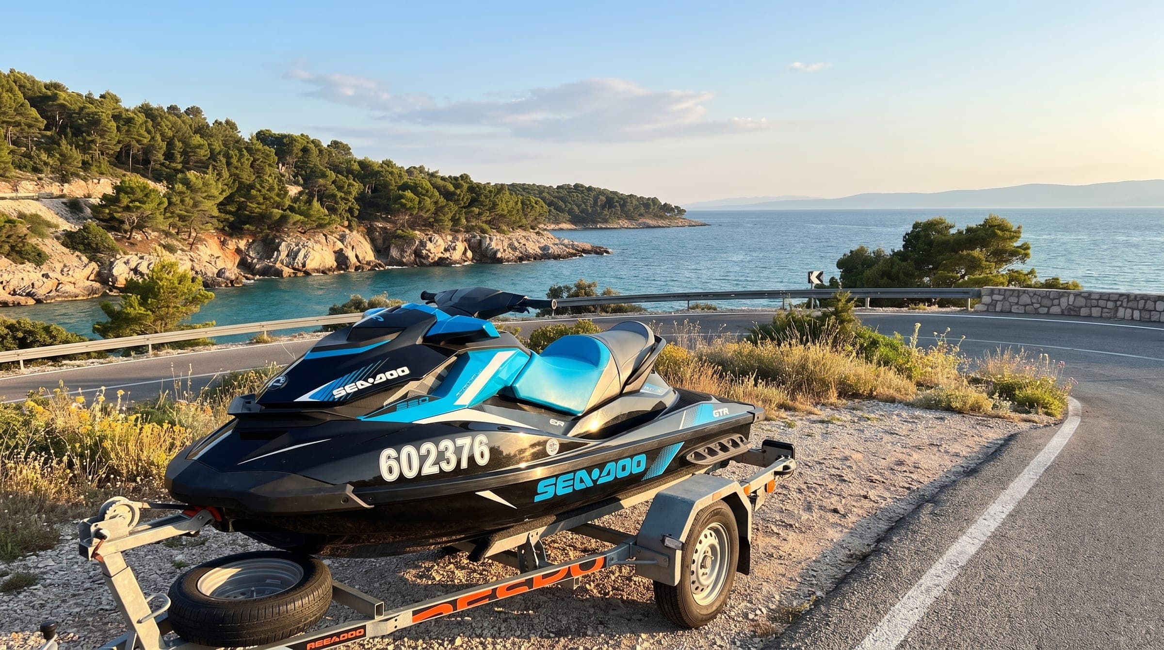 Vodní skútr Sea-Doo GTR 230 na přepravním přívěsu u pobřeží