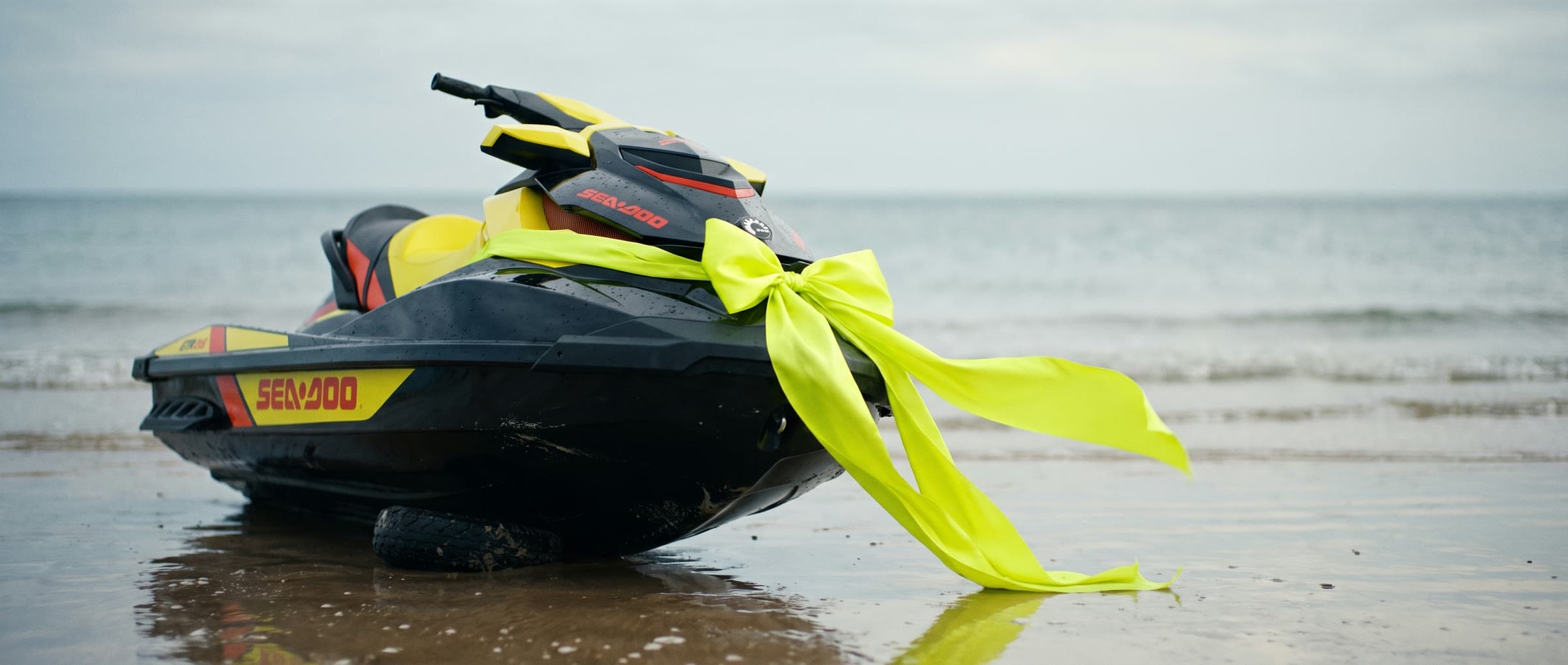 Vodní skútr Sea-Doo GTR 215 na pláži převázaný velkou žlutou stuhou